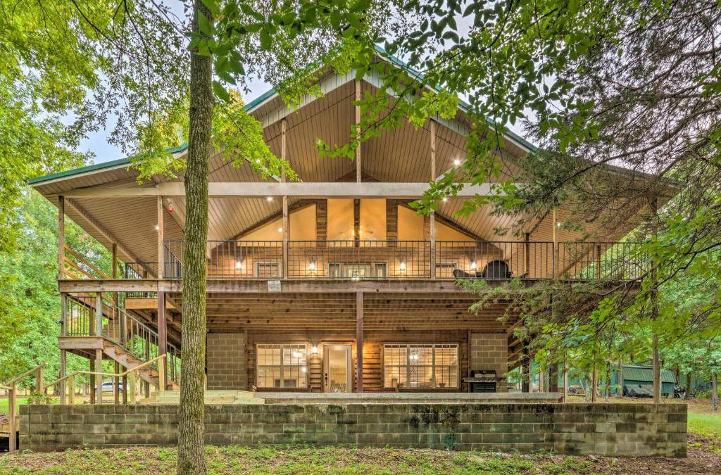 Scranton House | Lakefront Hideaway in Scranton Spacious Deck