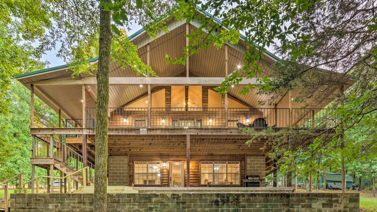 Scranton House | Lakefront Hideaway in Scranton: Spacious Deck