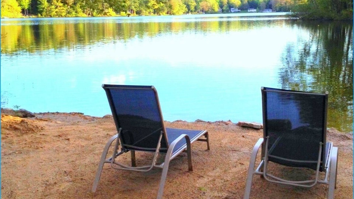 Northwood House | LakeFront historic home SANDYPrivate Beach.NoPets.paddle&row boat.Fishing