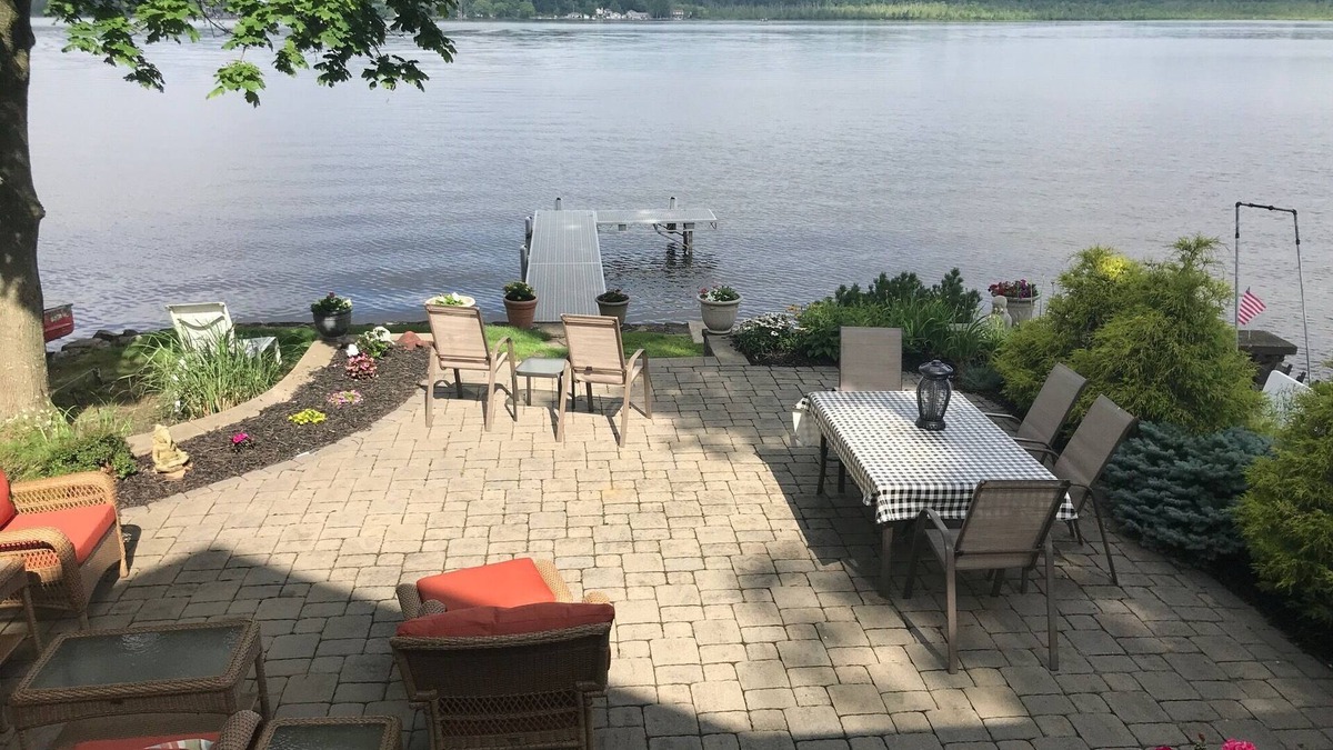 Orange Lake House | Lakefront Home 3200 Sq' - 5 Queen Beds + Twin