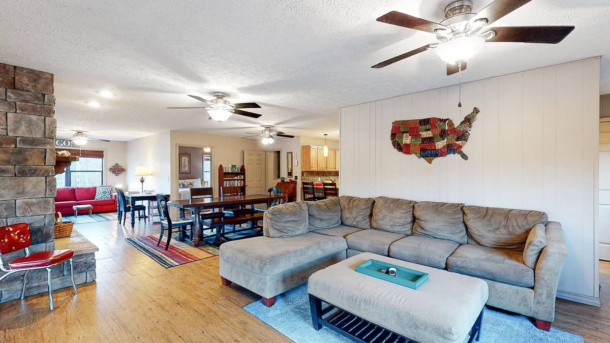 Eureka Springs House | Lakefront home on Beaver Lake with deck, easy shore access, decks & boat access