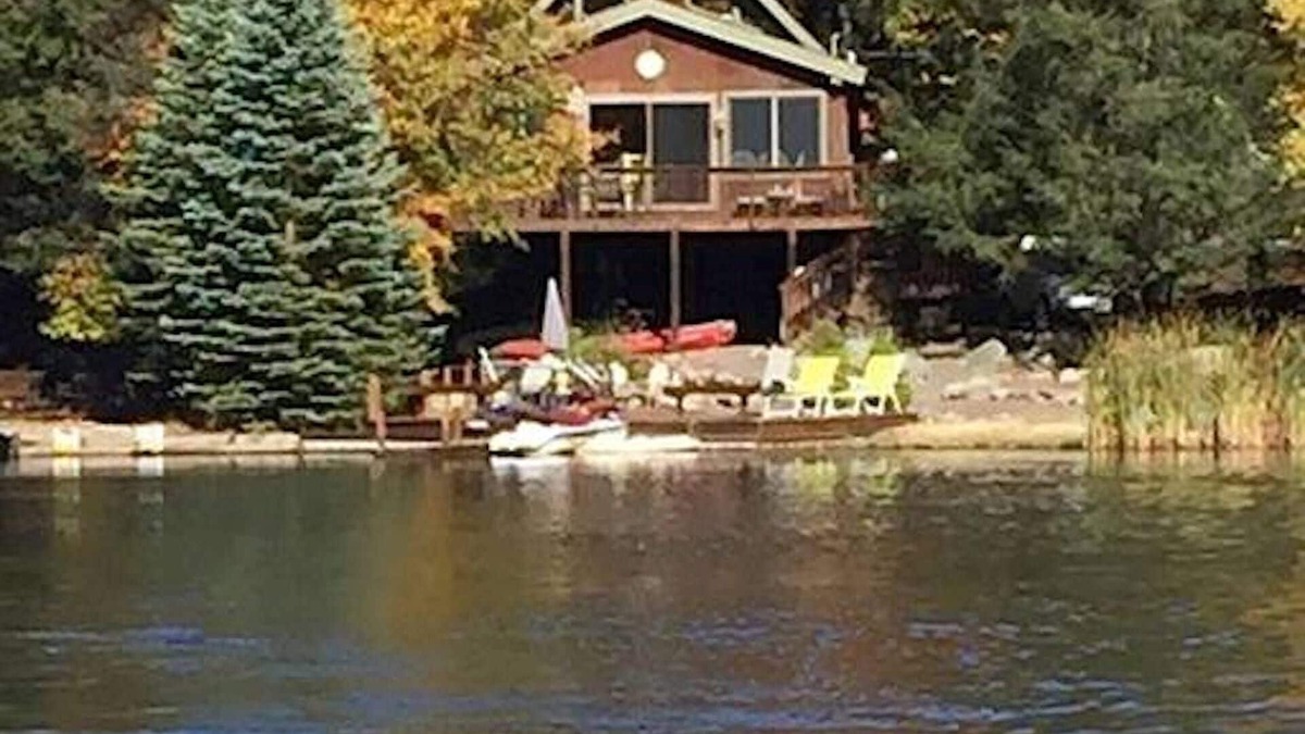 Hamlin House | LAKEFRONT HOME on a peaceful cove. Walking distance to beach, pool and Tiki bar