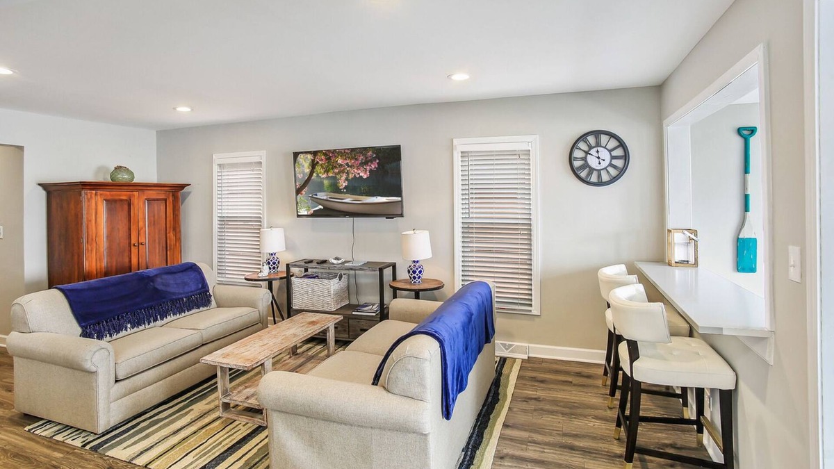 Fox Lake House | Lakefront Home on Fox Lake, IL under 90 minutes from Chicago!