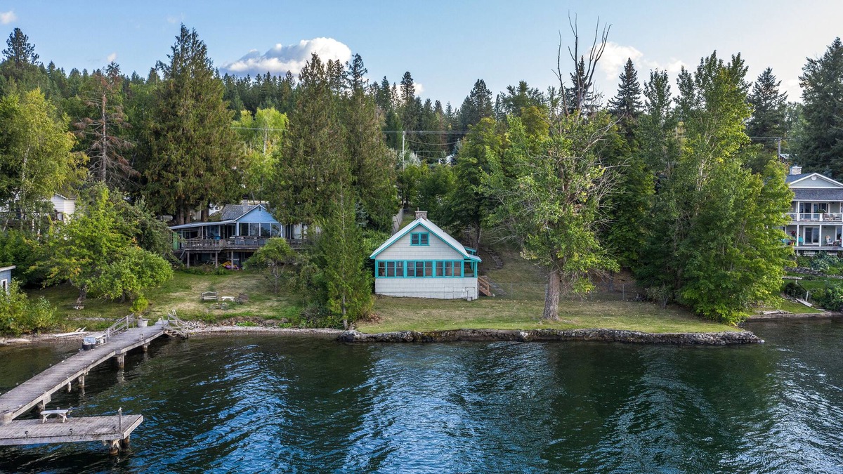 Sandpoint Cabin | Lakefront home on Lake Pend Oreille w/full kitchen & large fenced yard!