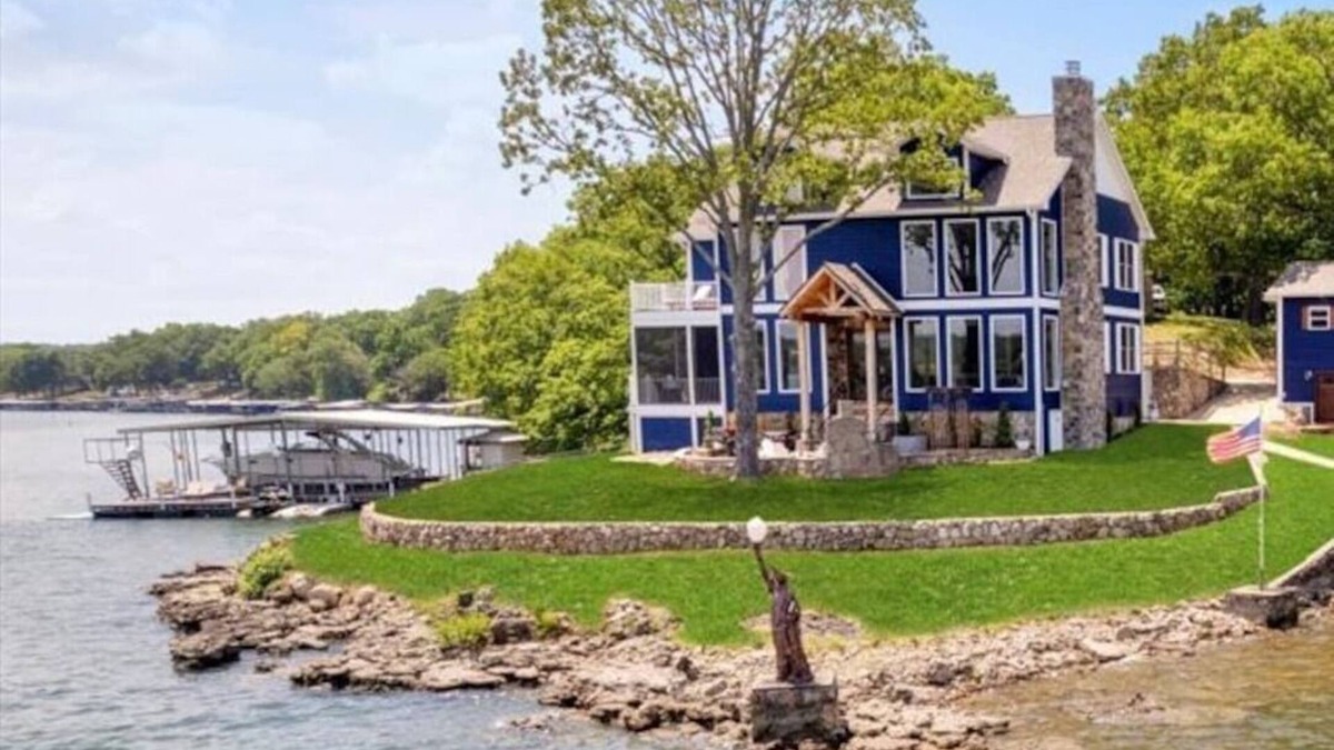 Gravois Mills House | Lakefront Home on the Point
