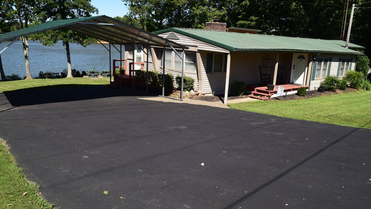 Se Ree House | Lakefront home ready for your vacation! Best spot on Rough River Lake!