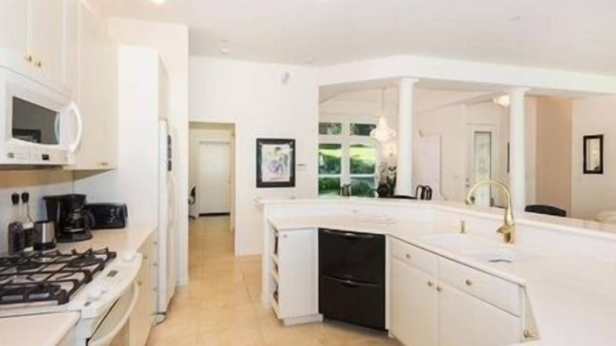 Burley House | Lakefront home Sleeps up to 6 people. Event Venue for up to 40 people