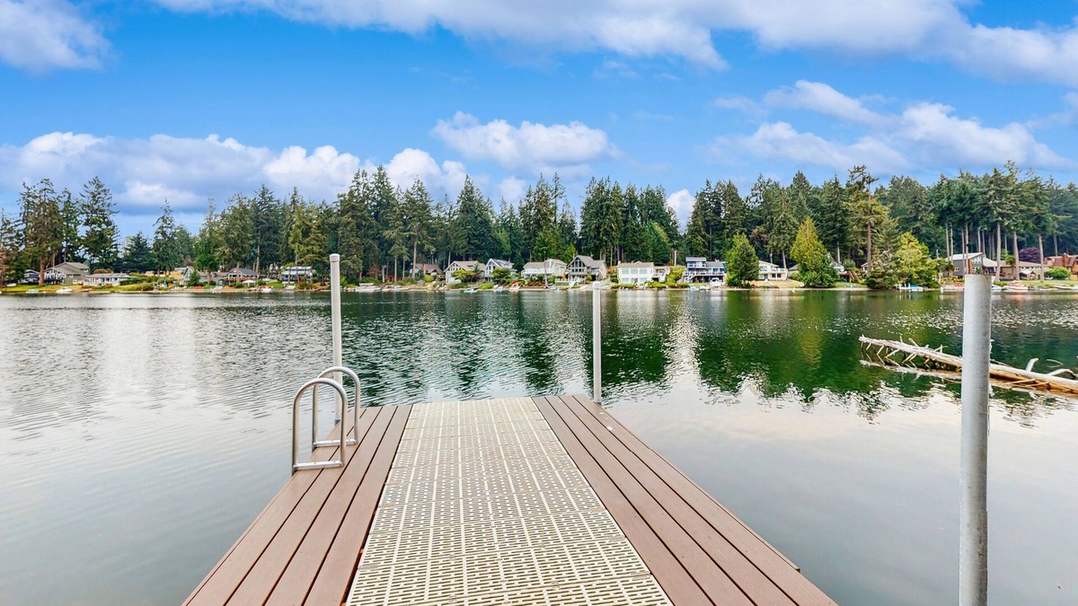 Anderson Island House | Lakefront home w/modern kitchen, wifi, great views & private dock