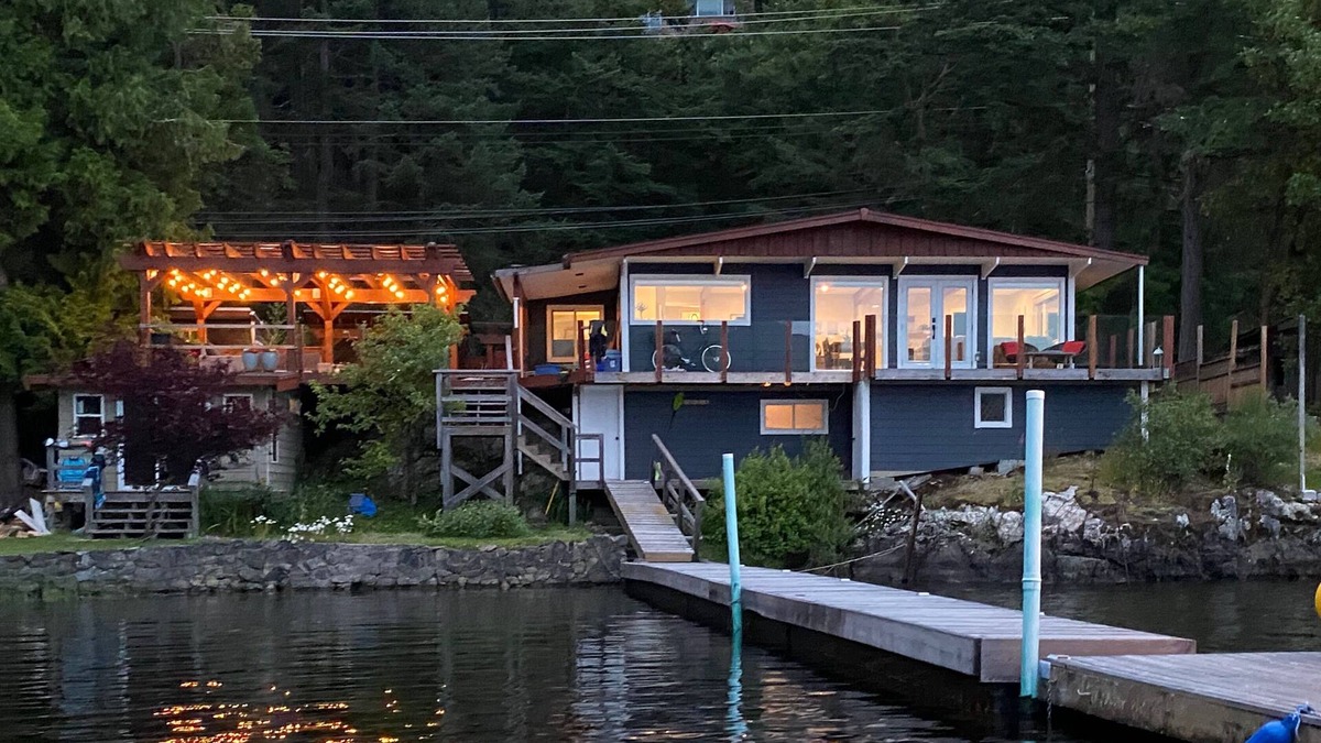 Shawnigan Lake Cabin | Lakefront Home with Hot tub & Sauna!