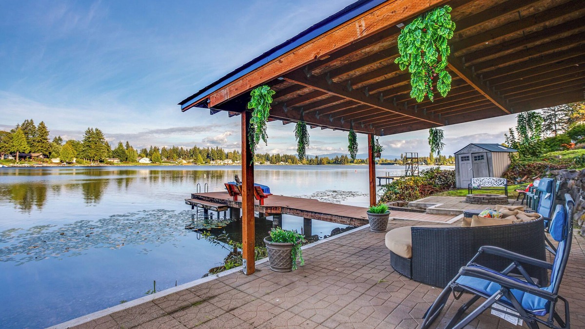 Covington House | Lakefront Home w/Fire Pit, Dock in Kent!