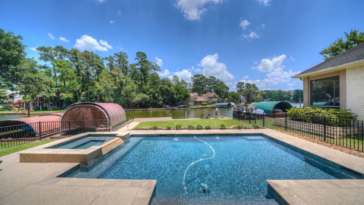 Walden on Lake Conroe House | Lakefront Home w/Pool and Spa on quite/protected cove on Lake Conroe