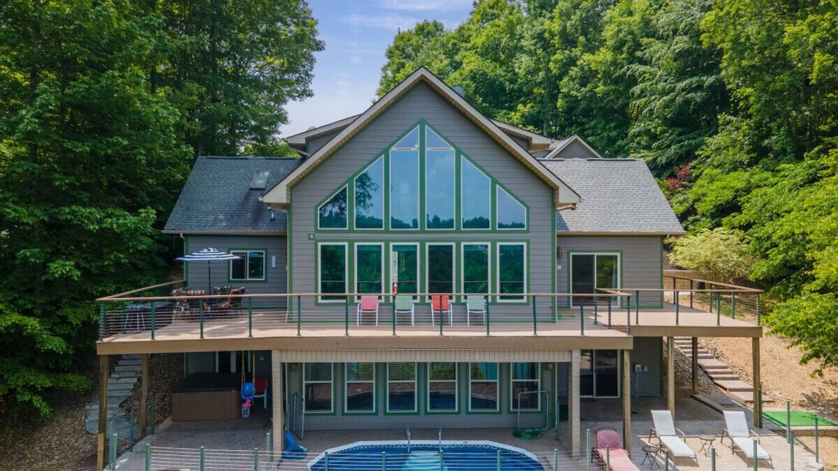 Jacksboro House | Lakefront home w/pool & hot tub