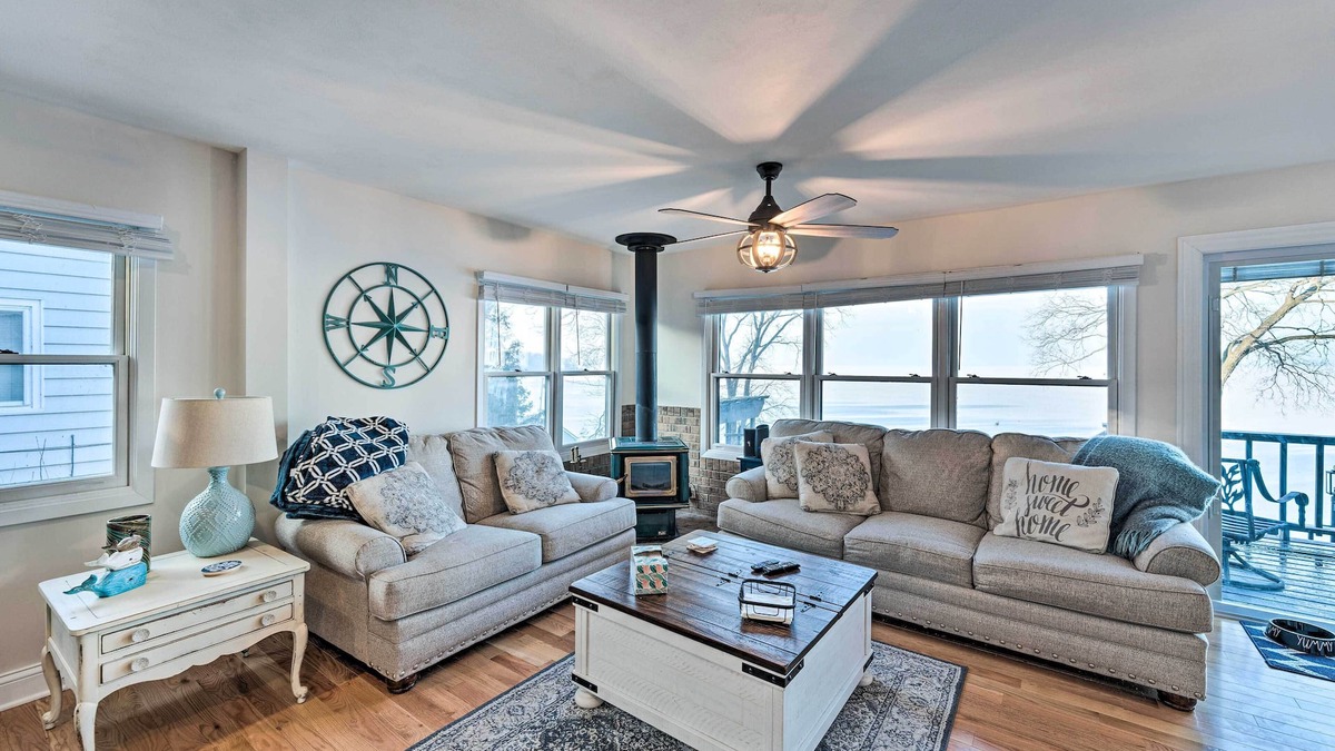 Lake Koshkonong House | Lakefront Home w/Gorgeous Sunsets, Kayaks, & Pier