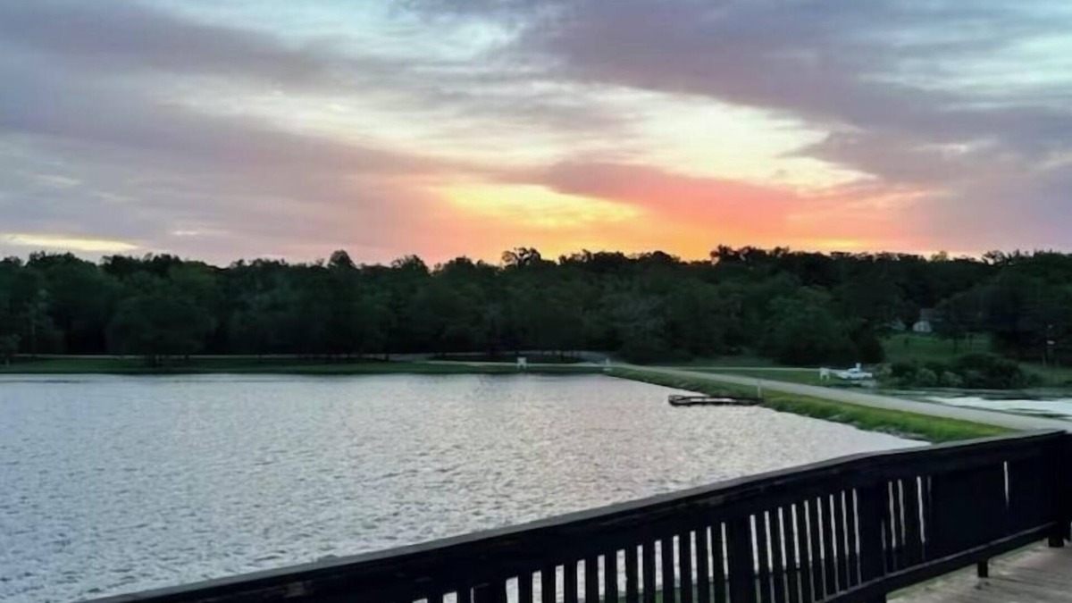 Hilltop Lakes House | LAKEFRONT HOME WITH AN AMAZING LAKESIDE DECK ONLY 1 HOUR FROM COLLEGE STATION.
