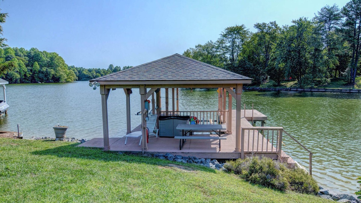 Livingston House | Lakefront home with Fiber Wifi, dock, private swim area & water toys - dog OK