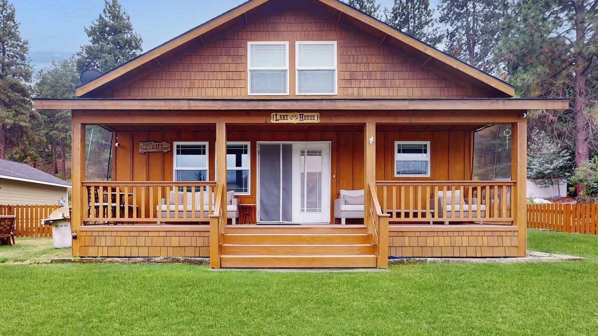 Cle Elum House | Lakefront home with kayaks and paddle boat, full kitchen and private BBQ