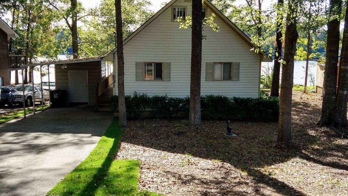 Macon House | lakefront home with kayaks in gated lake community in Macon Georgia