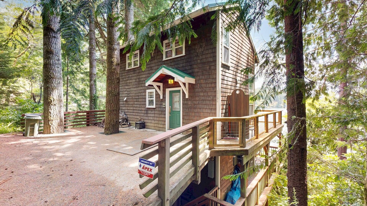 Florence House | Lakefront home with loft, two decks with amazing views, kayaks & dock access