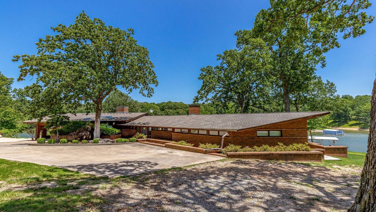 Grove House | Lakefront Home with one Free 8 Hour Boat Rental for Memorial Day Weekend!