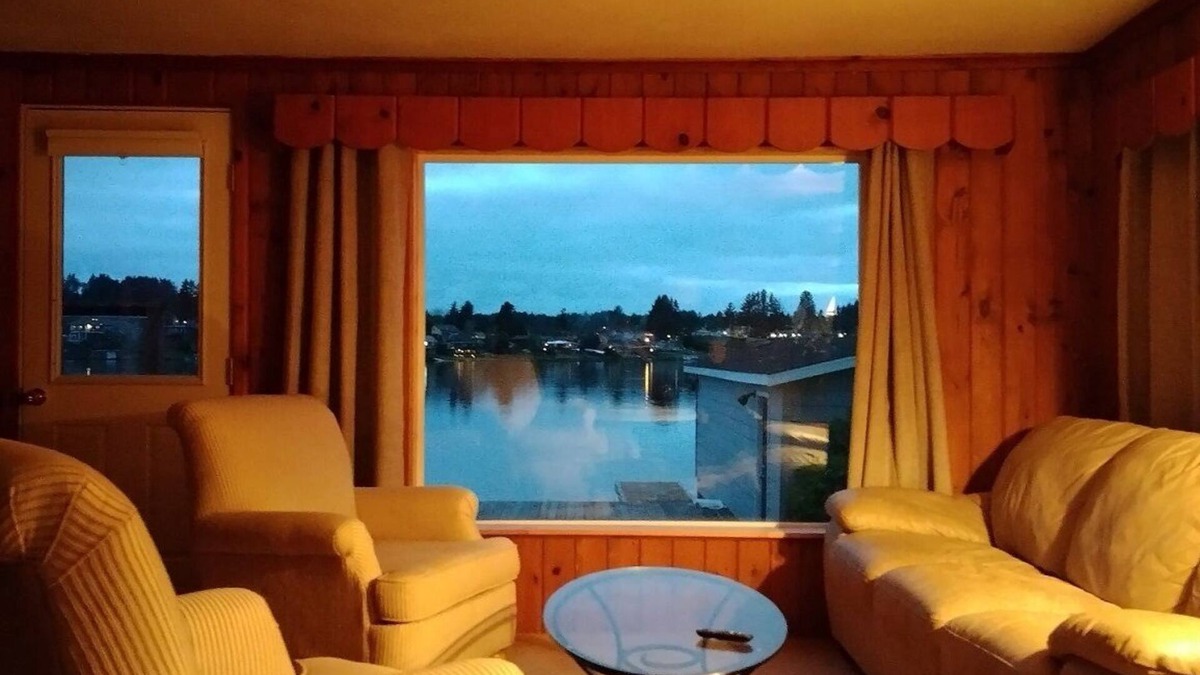 Otis House | Lakefront Home with Panoramic View: Devils Lake, Oregon