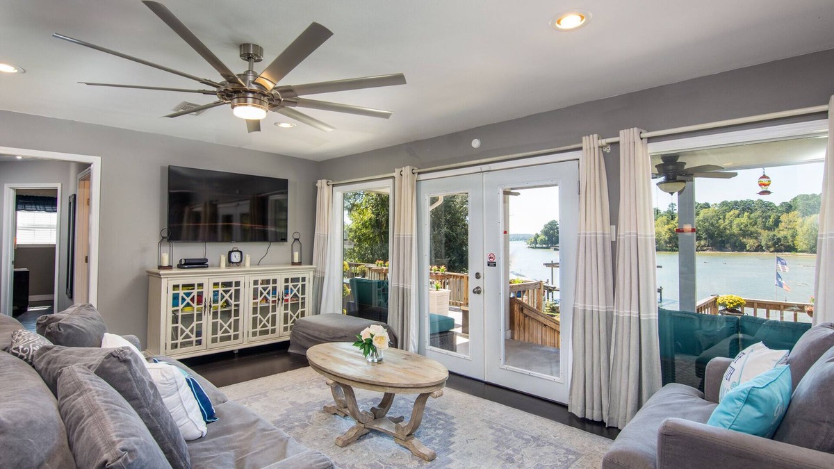 Pointblank House | Lakefront Home with Lake Livingston Views near Fishing Piers & Community Park