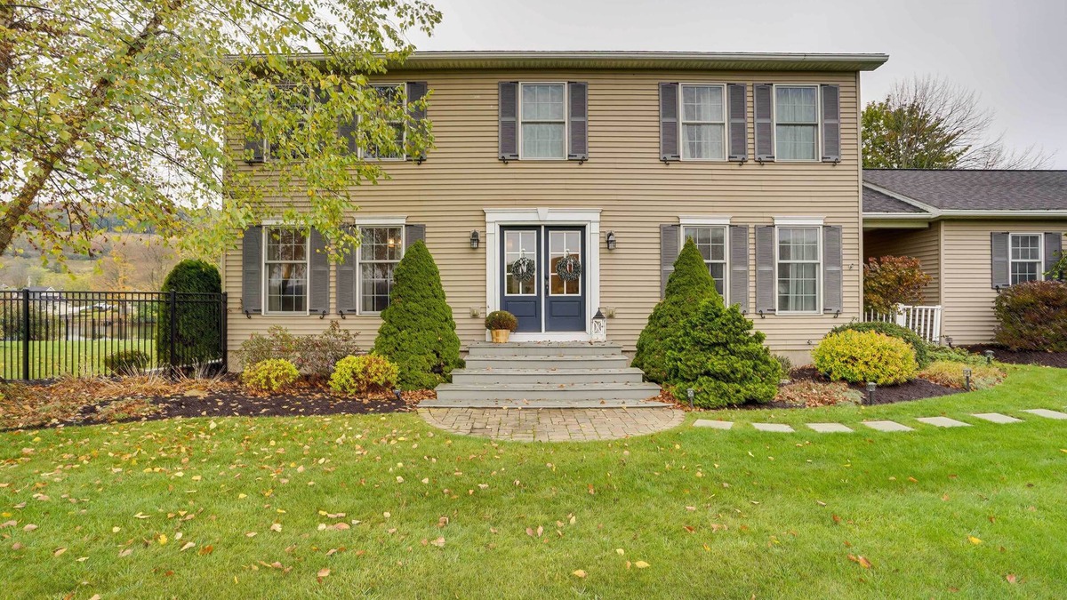 Homer House | Lakefront Homer Abode w/Patio & Backyard!