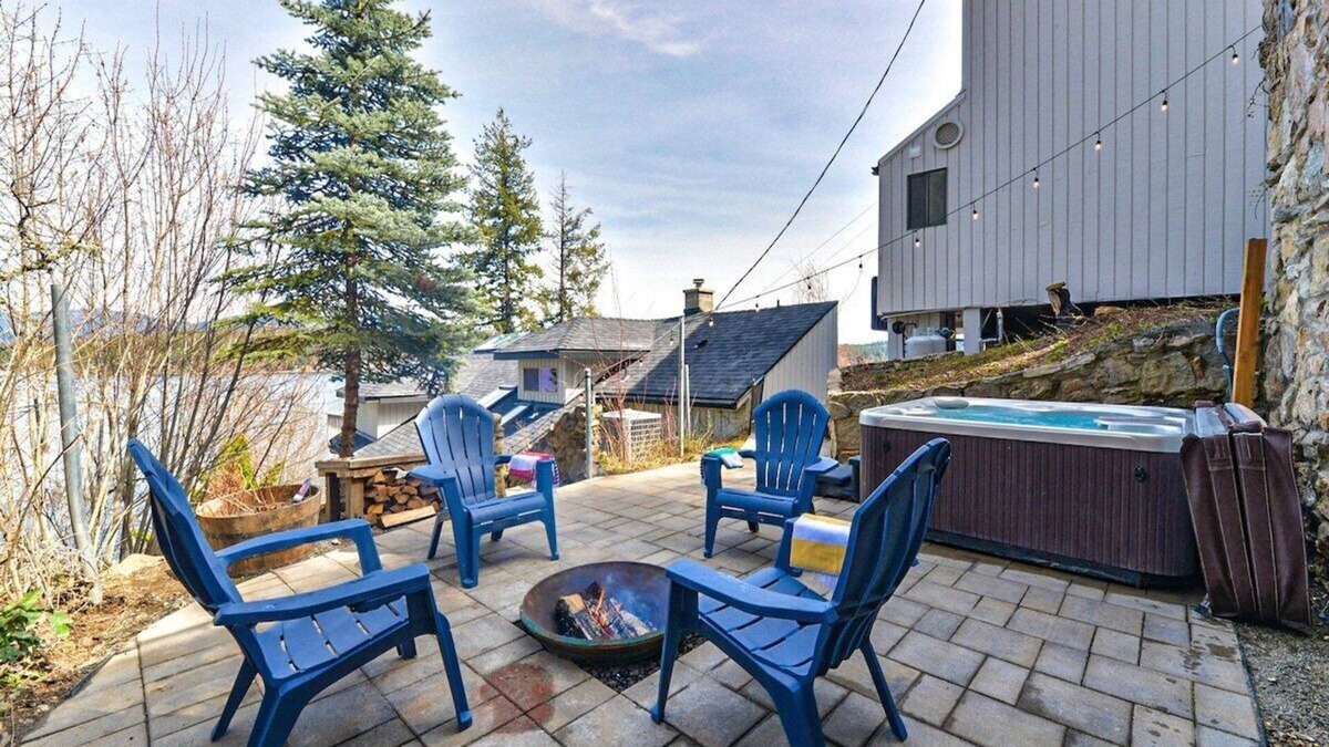 Newman Lake House | Lakefront Honeymoon Bay Studio