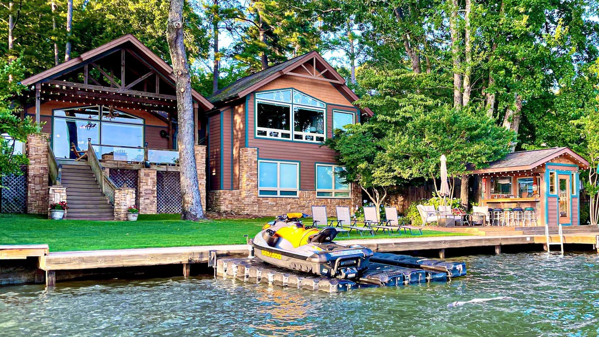 Piney House | Lakefront Hot Springs, 3 King Beds, 3.5 Baths, Bunk room, Fire Pit, Lakeside Bar