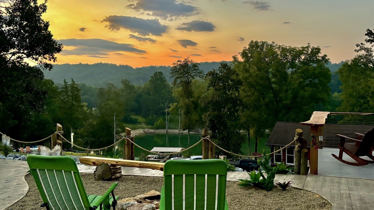 La Follette Cabin | Lakefront, hot tub, 2 bdrm w/loft, kayaks, beach, fire pits,! sxs trails