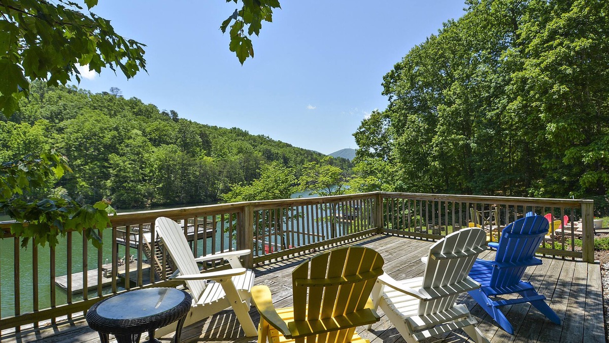 Huddleston House | Lakefront,Hot-Tub, Fire-Pit, Dogs allowed,fireplaces, Fenced yard, Pool Table,