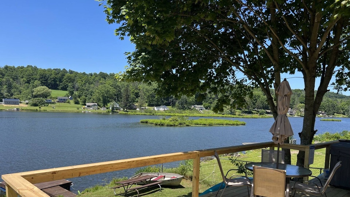 Kingsley House | LAKEFRONT. Hot tub. Fireplace. Close to Elk Mtn. Dog friendly. Updated in 2022.