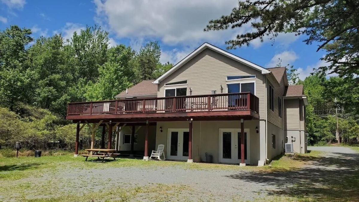 Briar Crest Woods House | LAKEFRONT - HOT TUB, Gameroom, Beach, Playground, Firepit, 5 min to SKI RESORTS