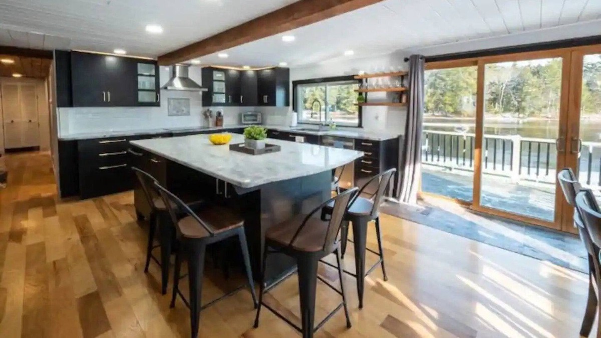 Milton House | Lakefront ~ Hot Tub ~ Grill ~ Kayaks!