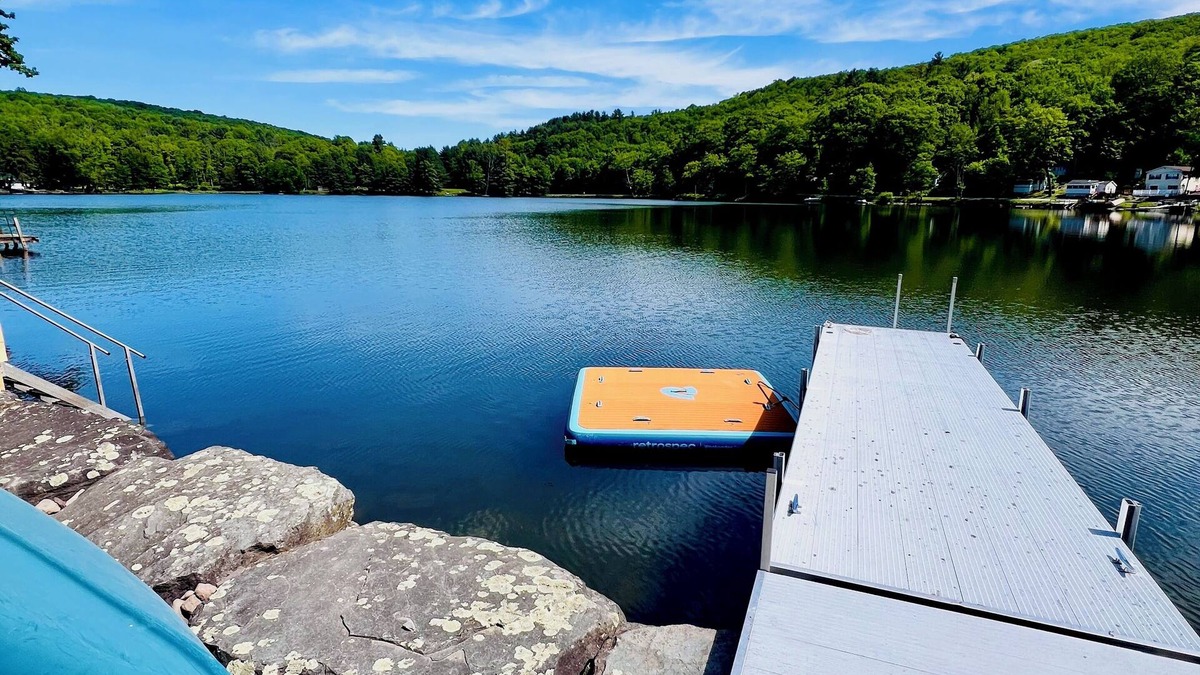 Hancock Cottage | Lakefront! Hot Tub-Sauna-Cold Tubs-SUPs-Bikes-Canoe-Kayak-Sundeck-Firepit-Dock!