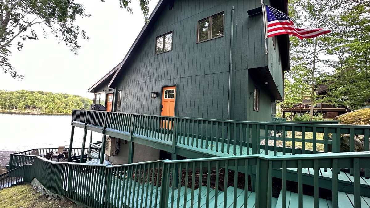 Wallenpaupauk Lake Estates House | LAKEFRONT House - dock -kayaks-paddle boards-fishing-beach on Roamingwood Lake