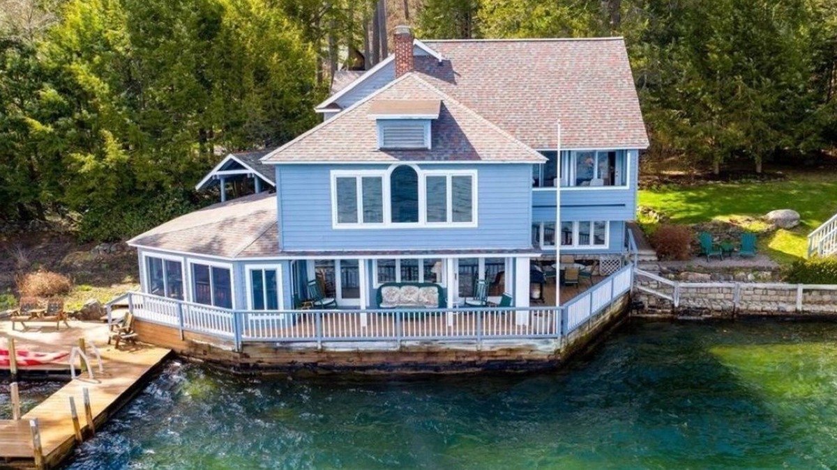 Bolton Landing House | Lakefront house in the town of Bolton right on the water with private dock space
