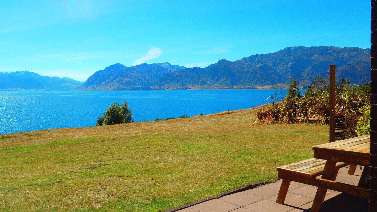 Lake Hawea House | Lakefront House - overlooking Lake Hawea