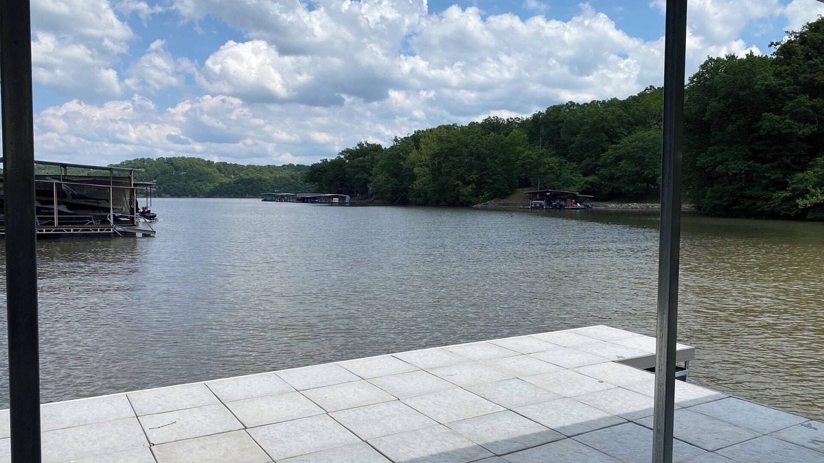 Camdenton House | Lakefront House quiet cove, w/dock, close to Captain Ron's & The Cave.