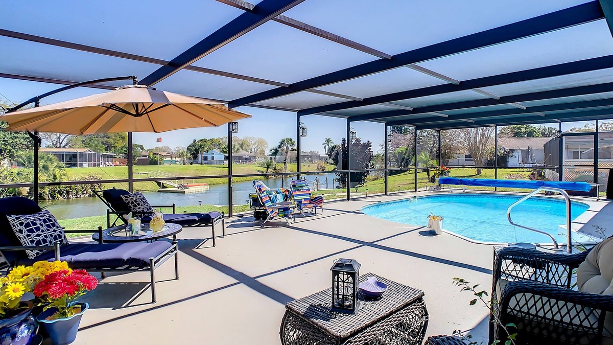 Regency Park House | LAKEFRONT HOUSE WITH HEATED POOL