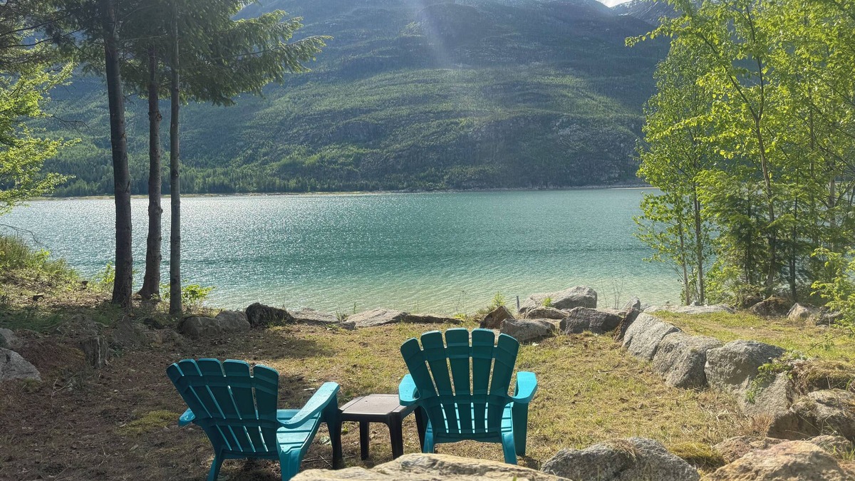 Central Kootenay House | Lakefront House with Beach by Nakusp and Burton on Arrow Lake
