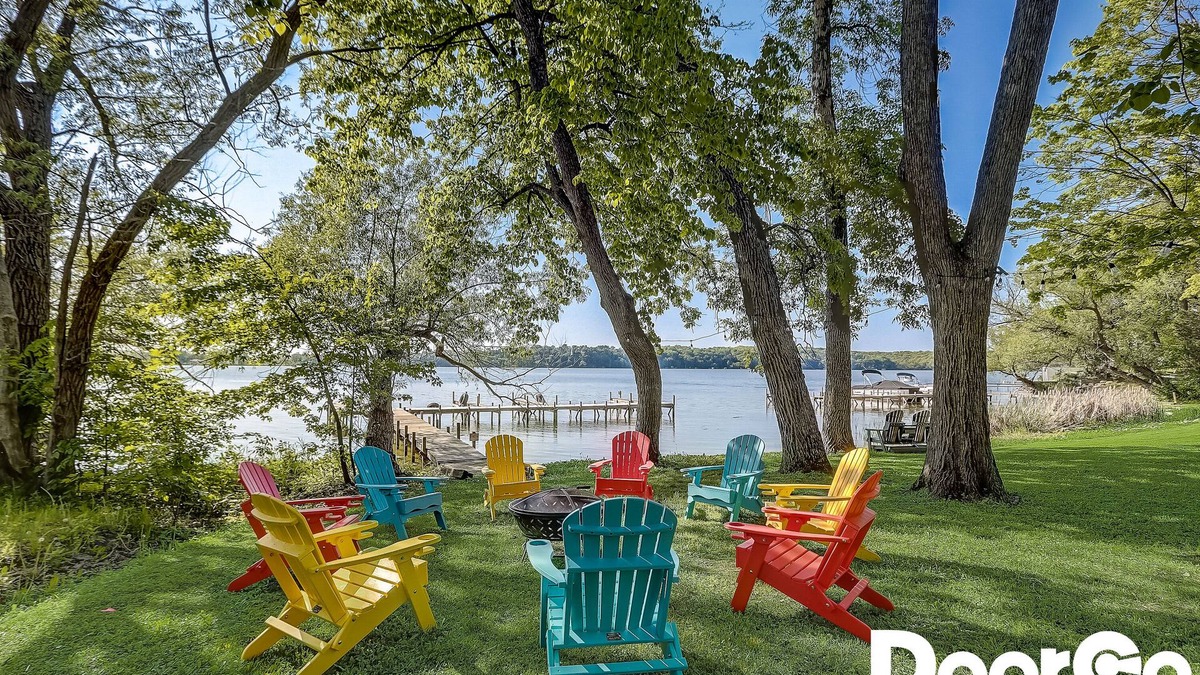 Markesan House | Lakefront! Huge Game RM + Chefs Kitchen! Sleep 40!
