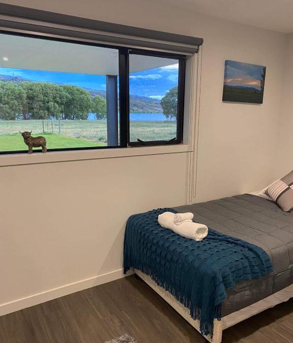 Cromwell Bed & Breakfast | Lakefront in Pisa