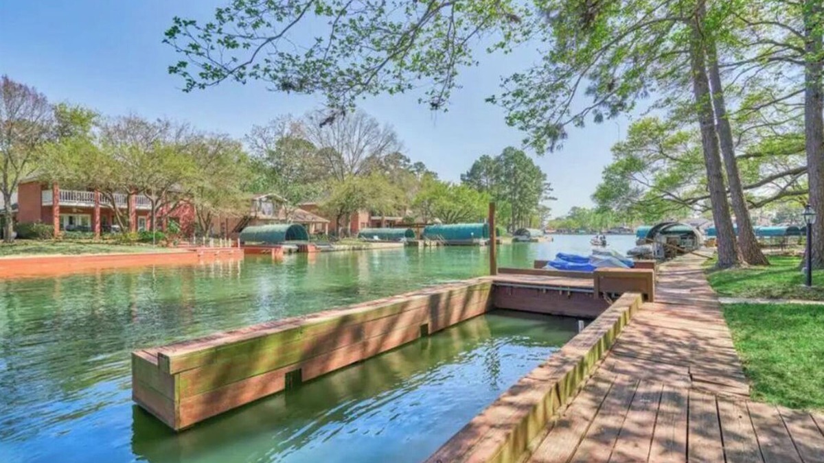 Walden on Lake Conroe House | LakeFront, Kayaks,Grill, Boat Dock, Deck, Netflix