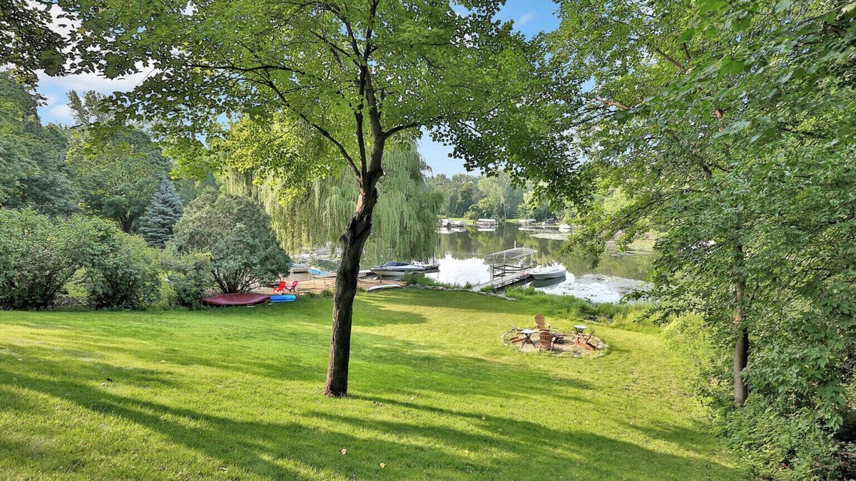 Burnsville House | Lakefront: Kayaks/paddleboard/canoe included on Crystal Lake