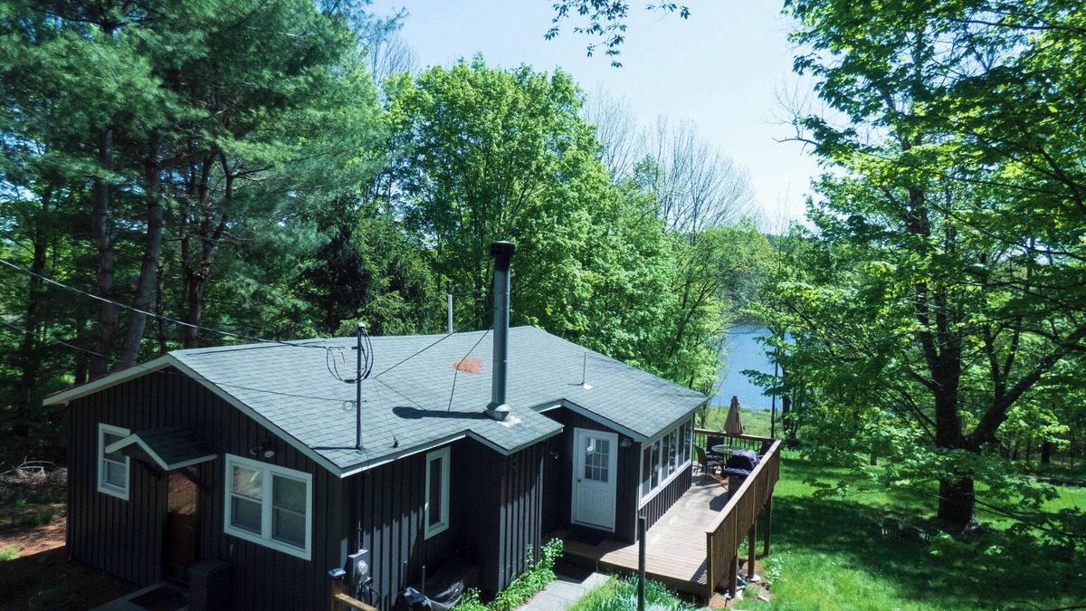 Town of Delaware House | Lakefront Kenoza Cottage