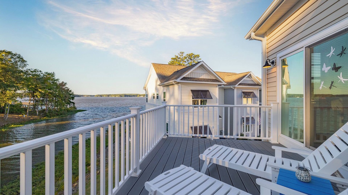 Eatons Crossing House | Lakefront/KingBed/FirePit/Arcade/nKayaks/Boat Slip