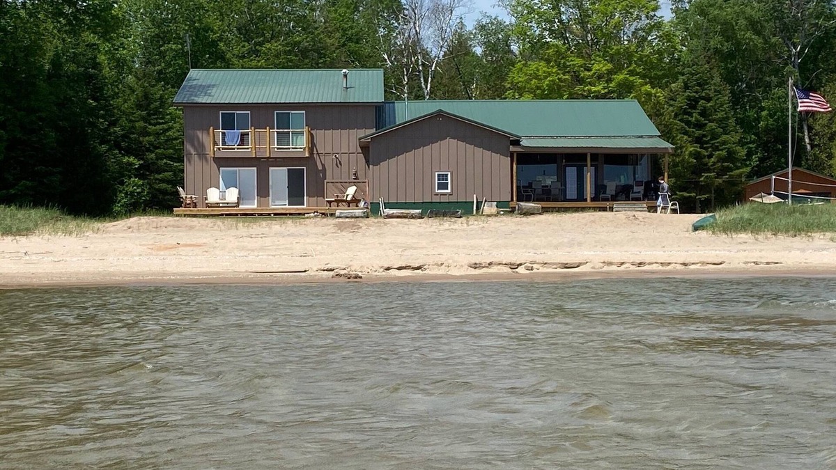 Menominee House | Lakefront Lake Michigan Beach House 5,500sf