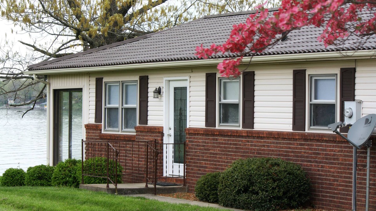 Marion House | Lakefront Lake Of Egypt Sleeps 8 w/Dock/two kayaks and on 1 LEVEL!