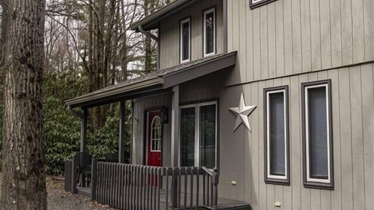 Pocono Pines House | Lakefront! Large lakefront home, familyroom, sunroom, with decking to enjoy the view!