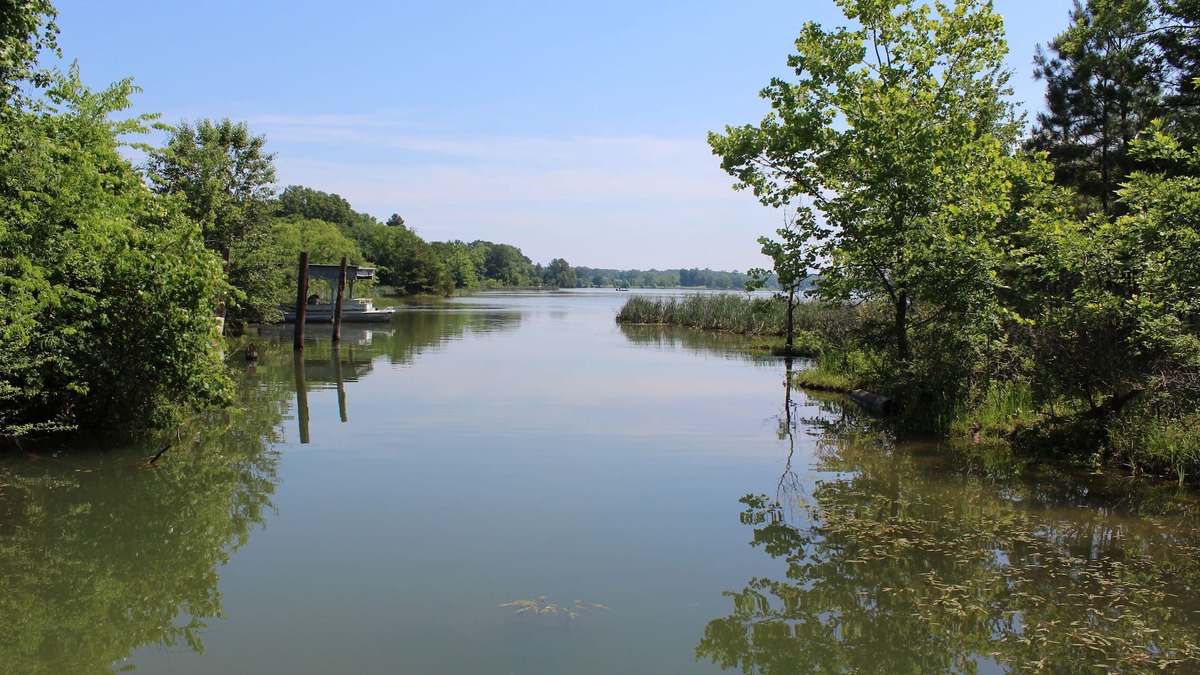 Middle Valley House | Lakefront, large yard, close to Chattanooga, 9 beds, private dock, pets ok